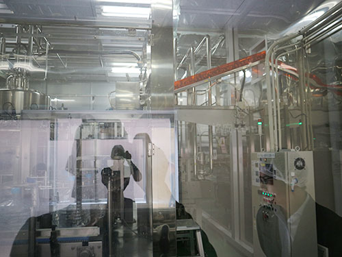 プレミアムウォーター富士吉田工場の水充填室