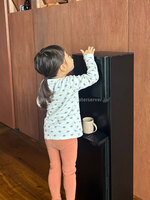 aiさんプレミアムウォーター「オーラ ウォーターサーバー」ブラック、子供が水を注いでいる写真