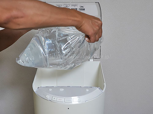 フレシャス・デュオツー、キナリに水パックをセットしている写真