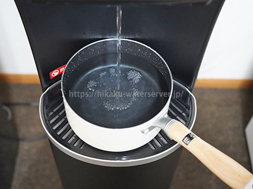ハミングウォーター「flows」のワイドタイプの水受けトレイに置いた鍋に水を注いでいる写真