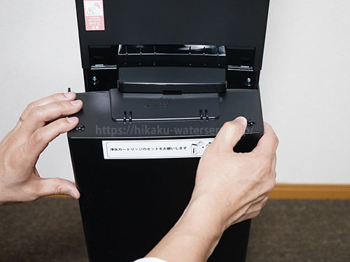 Slim-RⅡ(スリムアールツー)のフロントカバーを開けている写真