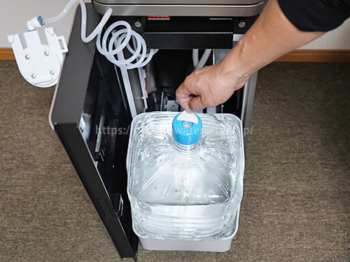 オーラ ウォーターサーバーの受水棒をロックしている写真