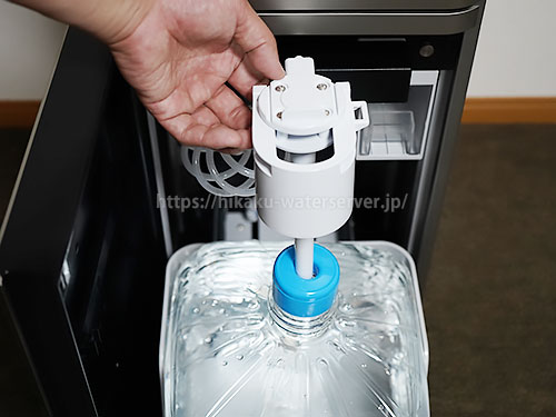 オーラ ウォーターサーバーの水交換、受水棒を差し込んでいる写真