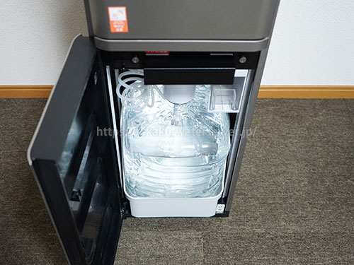 オーラ ウォーターサーバーのボトルセット部分