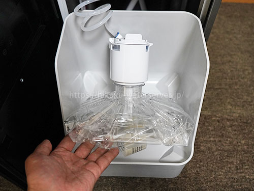 オーラ ウォーターサーバー、水ボトルが空の写真