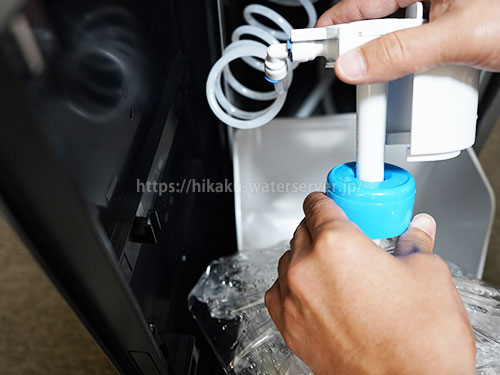 オーラ ウォーターサーバー、ボトルから受水棒を外している写真