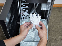 オーラ ウォーターサーバーの水ボトルをセットしている写真