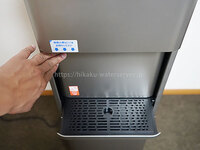 オーラ ウォーターサーバーのスライドパネル式の出水口