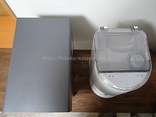 ウォータースタンド・ピュアライフ Sとエブリィフレシャス・ミニの奥行きを比べた写真