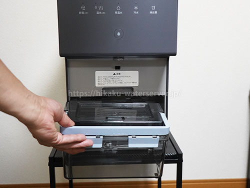 ウォータースタンド・ピュアライフ Sの貯水タンクを取り外している写真