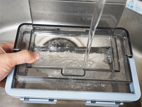 ウォータースタンド・ピュアライフ Sの貯水タンクに水道水を注いでいる写真