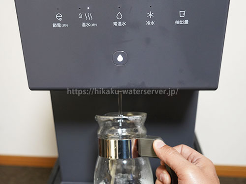 ウォータースタンド・ピュアライフ S、ピッチャーに水を注いでいる写真