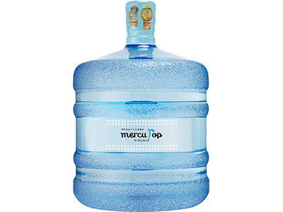 マーキュロップ担当スタッフが自宅の保管場所まで水ボトルを運んでくれる