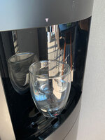haruさんフレシャス「スラット＋カフェ」マットブラック、出水口にコップを置いた写真