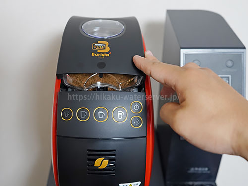 アクアウィズ（バリスタ）コーヒーマシンのトップカバーを閉めている写真