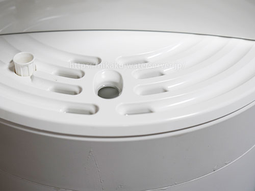 エブリィフレシャス・トール+カフェの水受けトレイに満タンの水