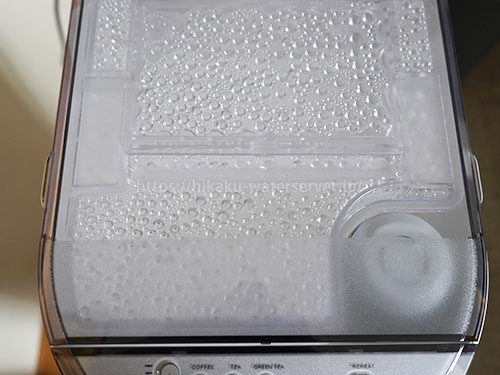 エブリィフレシャス・トール+カフェの貯水タンクの内側の水滴