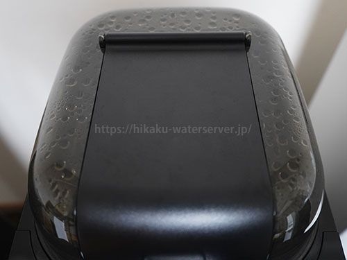 ハミングウォーター「flows」の貯水タンクの内側の水滴