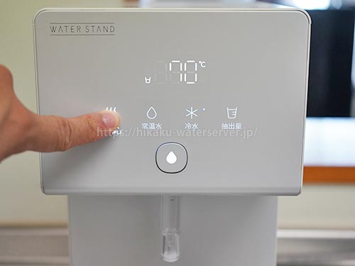 ウォータースタンド「アイコン」温水ボタンを押している写真